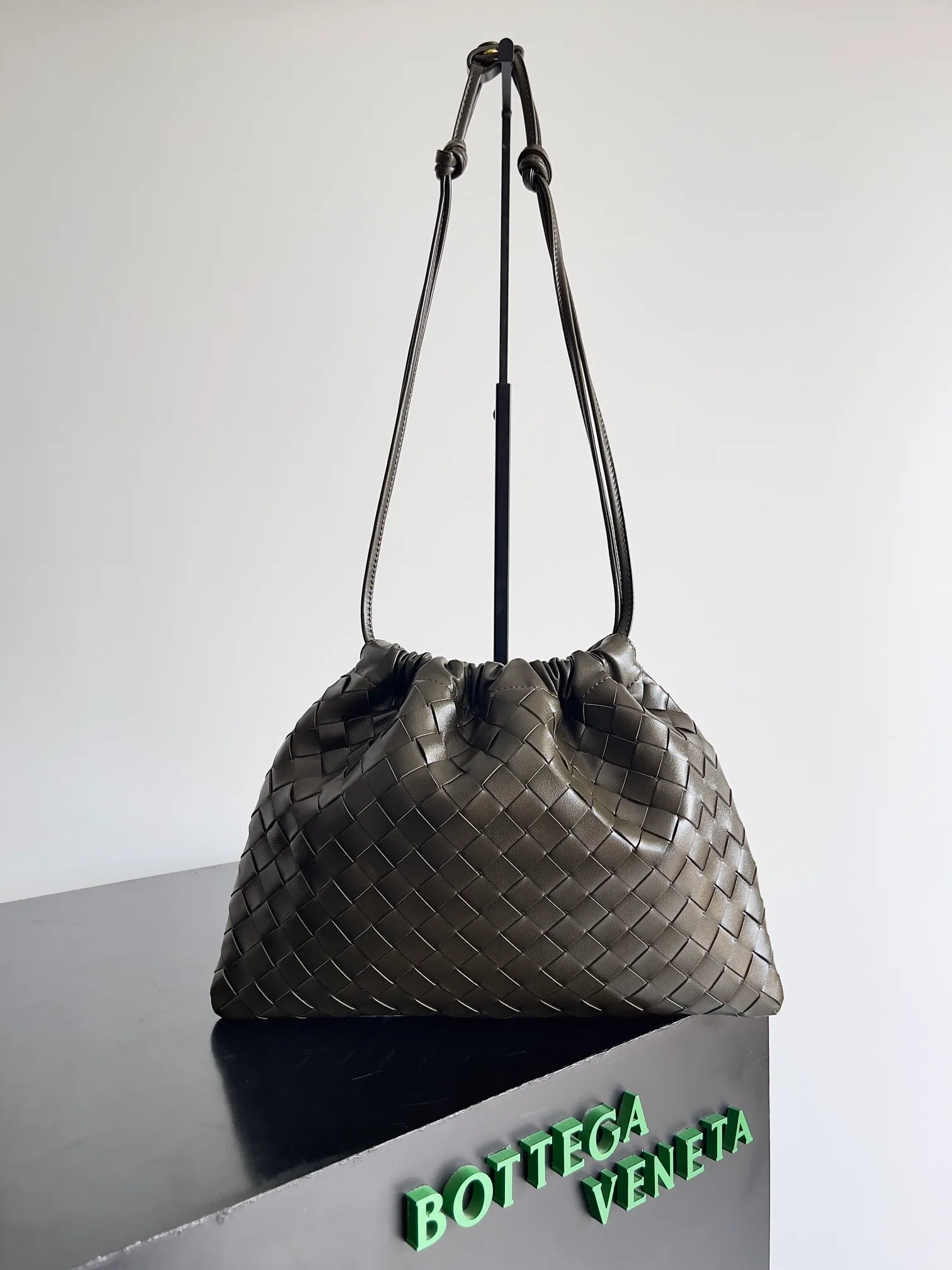 Batch 1560 Armpit bags have become a fashionable item that every girl has in their hands in recent years🛍️. The elegant and simple style has won the love of many people of different ages. However, there is an unavoidable trouble with armpit bags, that is, the capacity is too small, and BOTTEGA VENETA’s new Dustbag Considering people's travel needs, the capacity of garbage bags has been greatly upgraded. Folding umbrellas, water cups, and girls' makeup powder and lipstick can all be accommodated. It is very light and resistant to dirt. Even if you have a lot of things when traveling, it can reduce the burden to a certain extent. The shoulder straps are buckled and can be changed at will. It can be used for hand holding or as the liner of a large bag. After the drawstring is drawn, it looks like a cloud bag. It is very suitable for concave styling when traveling in summer🙋🏻‍♀️ Style number: 796728 Size: 32*23*1cm